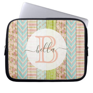 Funda Para Portátil Monograma Rosas de Shabby en cabaña de madera rúst