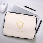 Funda Para Portátil Monograma Rubor Pink Vintage Ornate Faux Gold Escu<br><div class="desc">Un elegante diseño rosa y dorado con el monograma inicial en un escudo vintage, recomendado para una mujer. El escudo es un Relieve metalizado de oro falso, el fondo es rosa rubor. Bajo el escudo, en pequeñas gorras, está el nombre en gorras doradas. El escudo floral vintage de una antigua...</div>