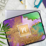 Funda Para Portátil Monograma verde acuático de color de mármol oro pú<br><div class="desc">Un cuadrado de Relieve metalizado dorado brillante y falso con una tipografía de escritura monograma inicial sobre un rico fondo de color acuático dorado, morado, verde, acuático y rosa en esta elegante funda monográfica de neopreno montada en forma de trendy, ondulada y elegante. Hace una declaración divertida y elegante cada...</div>