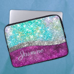 Funda Para Portátil Monograma verde azulado de imitación violeta iridi<br><div class="desc">moda de bonito y elegante purpurina de imitación giratoria y plateada en unicornio, arcoiris, verde azulado, aqua, fuchsia y verde para crear una especial y elegante manga portátil. Añade un estilo a tu oficina, escritorio o espacio personal con una Moda y un nombre personalizado y una funda monográfica.. personalizarla con...</div>