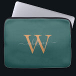 Funda Para Portátil Monograma verde simple y corto e inicial<br><div class="desc">Un bonito nombre de monograma y diseño inicial sobre un sencillo fondo verde. Perfecto para el uso diario.</div>
