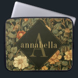 Funda Para Portátil Monograma William Morris de Floral Oscura Vintage<br><div class="desc">Este diseño sencillo y elegante presenta un elegante y oscuro patrón floral inspirado por William Morris en verde salvia, oro suave y rico óxido sobre un fondo negro. Mantenga su portátil o tablet protegido con estilo. Añadir un nombre para personalizarlo. Hace un gran Navidad o un regalo del Día de...</div>