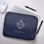 Funda Para Portátil Monograma y nombre elegante de la Marina escudo az<br><div class="desc">Un diseño azul marino y plateado con el monograma inicial en un escudo vintage, recomendado para un hombre. El escudo es un Relieve metalizado falso plateado, el fondo es azul marino. Bajo el escudo está el nombre en mayúsculas grises. El escudo floral vintage de una antigua portada de libros encuadernada,...</div>