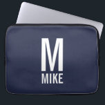 Funda Para Portátil Monograma y nombre negrita personalizado moderno<br><div class="desc">Diseño de Monograma Moderno en Blanco y Negro con monograma personalizado y nombre en negrita moderno estilo de letra sans serif. Un regalo perfecto para papá,  marido,  novio y más.</div>