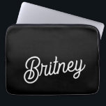 Funda Para Portátil Monograma y nombre personalizados de blanco negro<br><div class="desc">El monograma moderno y el portapapeles de nombre Black White personalizado serían un accesorio elegante y protector para tu portátil. El diseño elegante en blanco y negro, combinado con detalles personalizados, le aporta un toque de sofisticación a la vez que protege su equipo. Es ideal tanto para uso profesional como...</div>