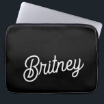 Funda Para Portátil Monograma y nombre personalizados de blanco negro<br><div class="desc">El monograma moderno y el portapapeles de nombre Black White personalizado serían un accesorio elegante y protector para tu portátil. El diseño elegante en blanco y negro, combinado con detalles personalizados, le aporta un toque de sofisticación a la vez que protege su equipo. Es ideal tanto para uso profesional como...</div>