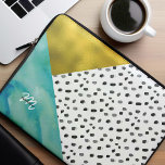 Funda Para Portátil Monogramación de medios mixtos verde azulados y de<br><div class="desc">Diseño monogramado divertido con un patrón fresco de puntos de acuarela en blanco y negro con acentos verde azulados y dorados.</div>