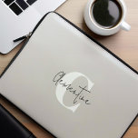 Funda Para Portátil Monogramado Minimalista moderno beige<br><div class="desc">Diseño moderno Minimalista Monogramado.</div>