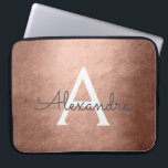Funda Para Portátil Monogramado Relieve metalizado metálico de oro ros<br><div class="desc">Relieve metalizado Metálico Rosa Gold Faux Elegante Funda Monograma. Este funda se puede personalizar para incluir su nombre inicial y su nombre de pila. Si desea hacer coincidir elementos,  póngase en contacto con el diseñador.</div>