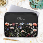 Funda Para Portátil Monogramo Acuarela Colorida pradera de flores silv<br><div class="desc">Presentamos nuestra funda de portátil Monogrammed Watercolorful Wildflower Meadow. La decoración electrónica se completa con un florecimiento de la bonito y un ambiente natural. Apropiado como regalo para los amantes de la flor y la naturaleza.</div>