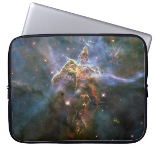 Funda Para Portátil Montaña mística en el espacio hubble de la nebulos