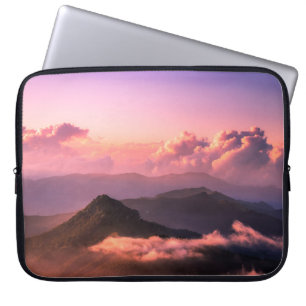 FUNDA PARA PORTÁTIL MONTAÑA VERDE RODEADA DE NUBES