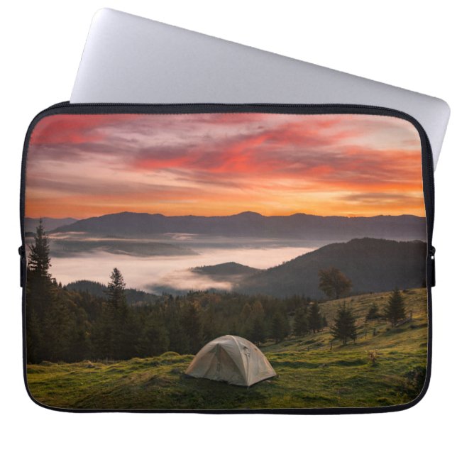 Funda Para Portátil Montañas | Amanecer de niebla de acampada (Frente)