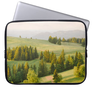 Funda Para Portátil montañas de verano hierba verde y cielo azul paisa