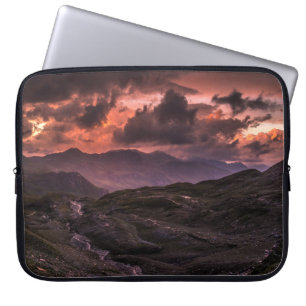 FUNDA PARA PORTÁTIL MONTAÑAS GRIS Y NEGRO BAJO CIELO DE COLOR DURANTE
