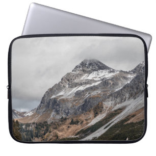 FUNDA PARA PORTÁTIL MONTAÑAS GRISES CON NIEVE CAPTADA RODEADAS CON TR