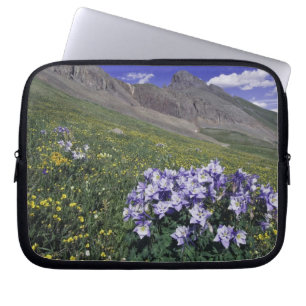 Funda Para Portátil Montañas y flores silvestres en prado alpino, Azul