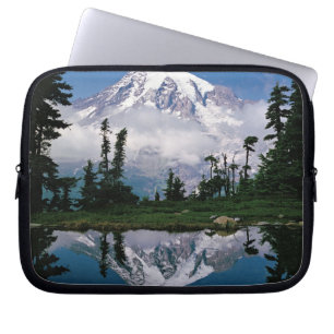 Funda Para Portátil Monte Rainier reflejado en un tarn de montaña