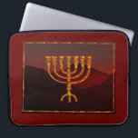 Funda Para Portátil Moshe es Menorah<br><div class="desc">En la Torá Moshe Rabbenu se le dice: "Harás una Menora de oro puro, golpeada, la Menora será hecha, su base, su rama, sus goballes, sus pechos y sus flores serán martilladas de ella", y más tarde, "Mira, y construye, según su forma que te enseñan en la montaña". 25:40]. Rashi...</div>