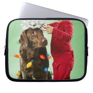 Funda Para Portátil Muchacho joven que envuelve luces de navidad