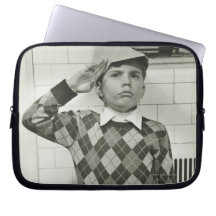 Muchacho que sostiene una espada de madera