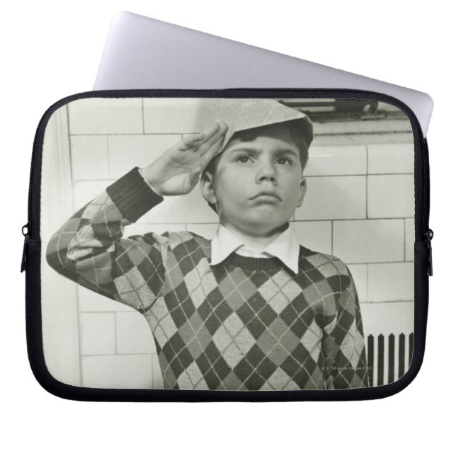 Funda Para Portátil Muchacho que sostiene una espada de madera (Frente)