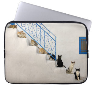 Funda Para Portátil Muchos gatos en una escalera blanca en un pueblo g