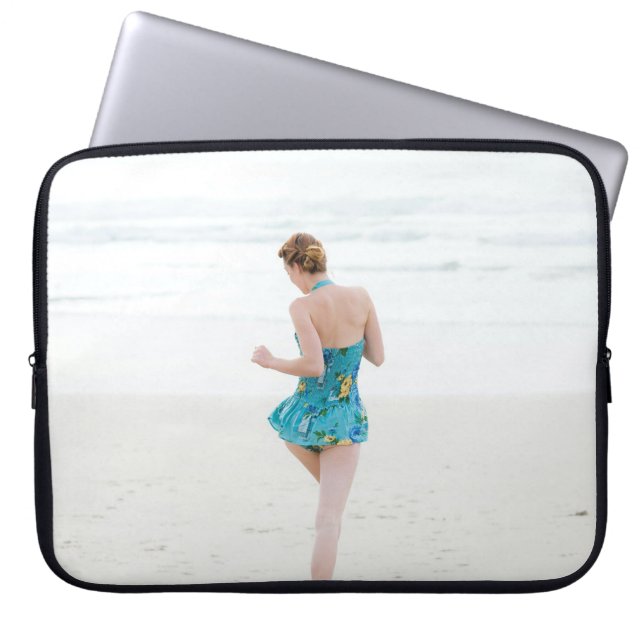 Funda Para Portátil Mujer caminando cerca de la playa (Frente)
