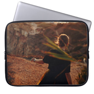 Funda Para Portátil Mujer caminando sobre piedra