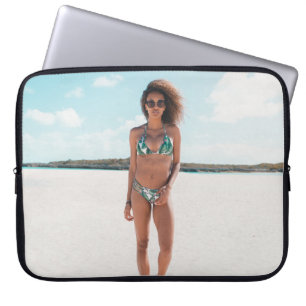 Funda Para Portátil Mujer con bikini de pie sobre la arena