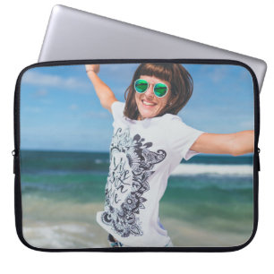 Funda Para Portátil Mujer con camisa blanca y negra saltando cerca de