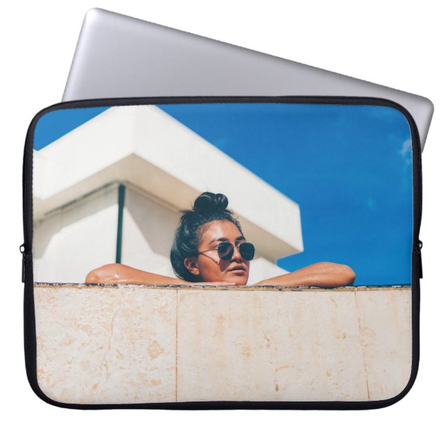 Funda Para Portátil Mujer con gafas de sol negras (Frente)