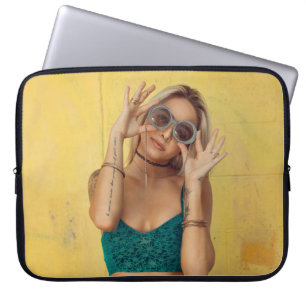 Funda Para Portátil Mujer con morena azul sosteniendo gafas de sol pon