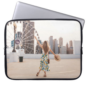 Funda Para Portátil Mujer con traje floral blanco y azul con gorra