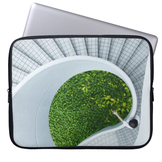 Funda Para Portátil Mujer de pie en escalera de caracol (Frente)