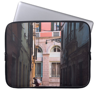 FUNDA PARA PORTÁTIL MUJER EN CAMISA BLANCA Y PANTALLAS NEGRAS CAMINAND