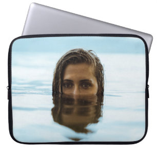 Funda Para Portátil Mujer en cuerpo de agua en la mañana