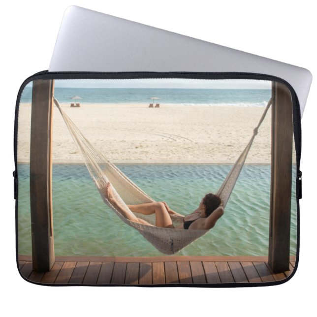 Funda Para Portátil Mujer que pone en una hamaca en un pequeño hotel (Frente)