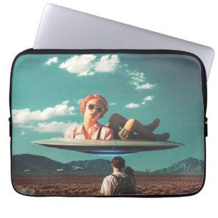 Funda Para Portátil Mujer relajándose en un OVNI en el desierto