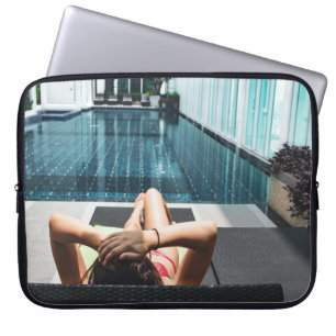 Funda Para Portátil Mujer sentada en el salón de chaise marrón