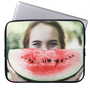 Funda Para Portátil Mujer sosteniendo sandía en rodajas