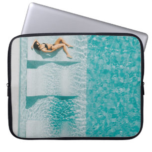 Funda Para Portátil Mujer tendida en el salón