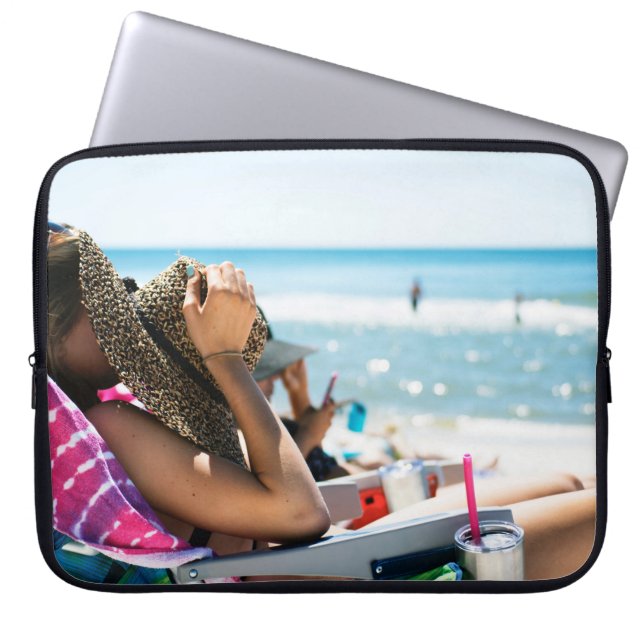 Funda Para Portátil Mujer tirada en una tumbona cubriendo su cara con (Frente)