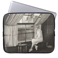 Mujer triste mirando por la ventana de los años 40