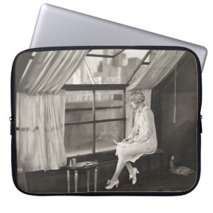 Funda Para Portátil Mujer triste mirando por la ventana de los años 40