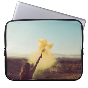 Funda Para Portátil Mujeres paradas en un desierto sosteniendo relaves