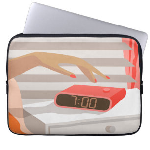 Funda Para Portátil Mujeres presionando con la mano el botón de snooze