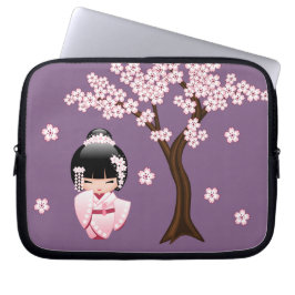 Funda Para Portátil Muñeca Kokeshi de Kimono Rosa sobre Fondo Púrpura