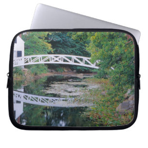 Funda Para Portátil NA, EE. UU., Maine.  Puente sobre estanque en Some