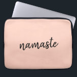 Funda Para Portátil Namaste | Meditación del yoga moderno rosado y pea<br><div class="desc">Sencillo y elegante diseño de arte basado en la cita "namaste" en la moderna tipografía minimalista manuscrita con un fondo rosa color rosa pastel. El lema se puede personalizar fácilmente con tus propias palabras para un regalo perfecto para un conejito de yoga o un amante de los pilates. Namasté significa...</div>